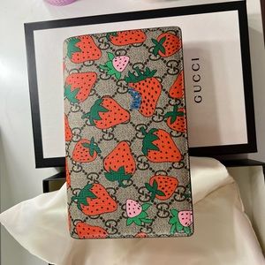 Gucci wallet on chain